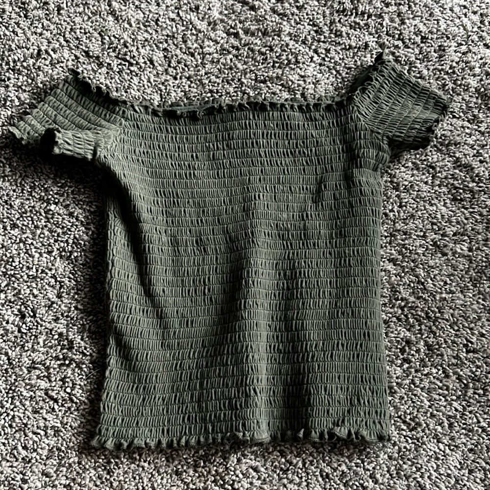 Hollister off the shoulder summer top. *OLIVE GREEN*
